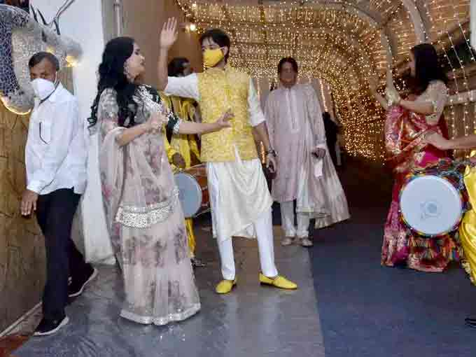 માતા સાથે પ્રિયાંક શર્મા
