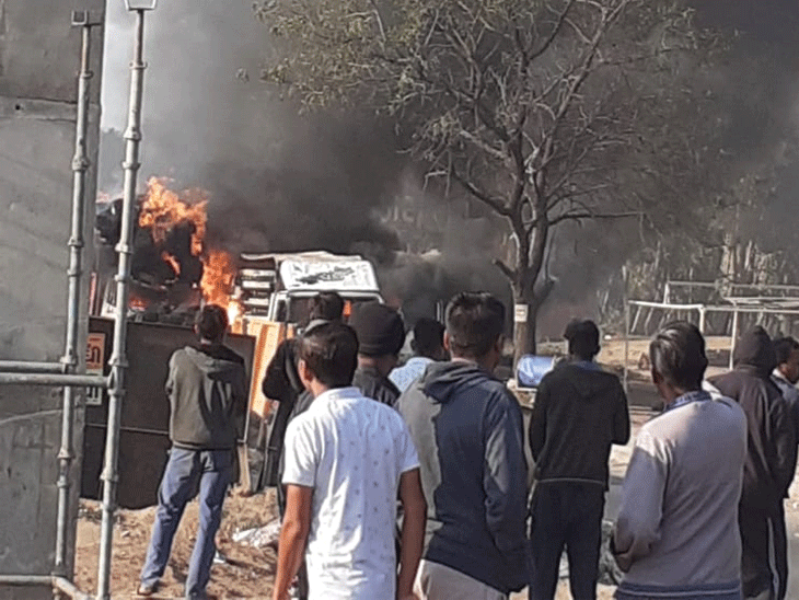 दुर्घटना के बाद भीड़ भड़क गई