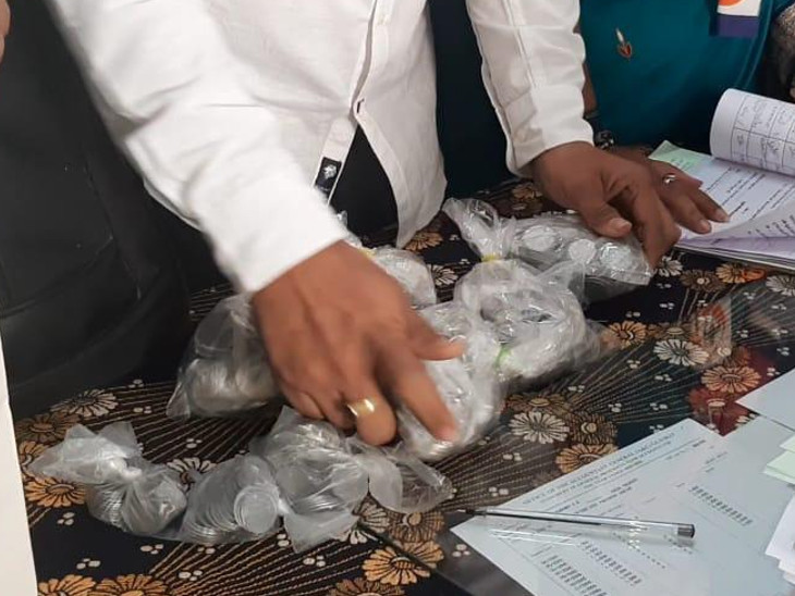 टेबल पर सिक्के डालते ही अफसर चौंक गए