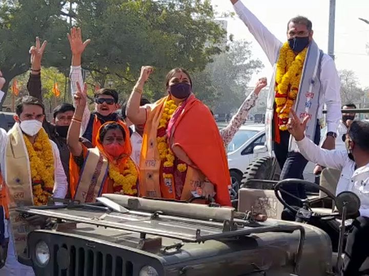 મેયરપદના દાવેદાર ભાનુબેન બાબરિયા ખુલ્લી જીપમાં ફોર્મ ભરવા નીકળ્યાં હતાં.