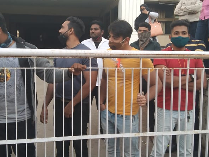 बाउंसरों की मदद से, कार्यकर्ताओं को कांग्रेस भवन में प्रवेश करने से रोक दिया गया