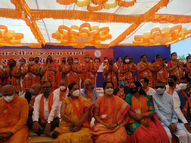 ફોર્મ ભરતાં પહેલાં ભાજપના કાર્યકરોએ શપથ લીધા હતા.