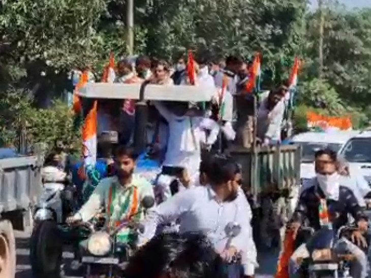 वार्ड नंबर 17 से कांग्रेस के उम्मीदवार नीलेश कुंभानी अपने कार्यकर्ता के साथ ट्रैक्टर में निकले।