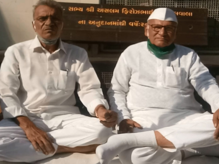 રાતોરાત બીજા પક્ષમાંથી આવેલા લોકોને ટિકિટ ફાળવણી કરવાના વિરોધમાં ધરણાં.