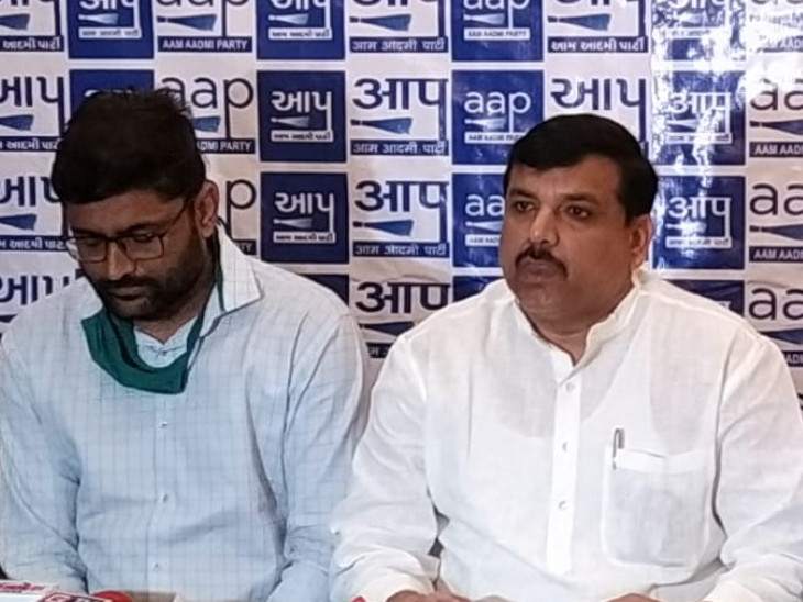 सूरत में, आम आदमी द्वारा दिल्ली मॉडल की तरह एक गारंटी कार्ड पेश किया गया था।