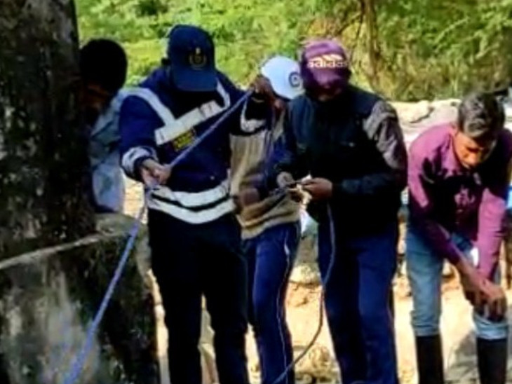 મોટી સંખ્યામાં ગ્રામજનો એકઠા થઇ ગયા હતા