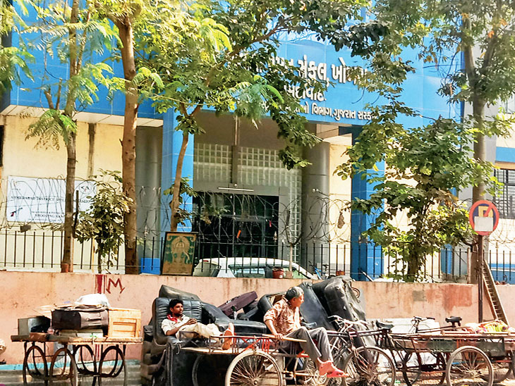 ખોખરાનું રમત ગમત સંકુલ દબાણો તળે દબાઈ ગયું છે, ભંગારવાળાઓના દબાણને કારણે સંકુલ છે તેમ જણાતું જ