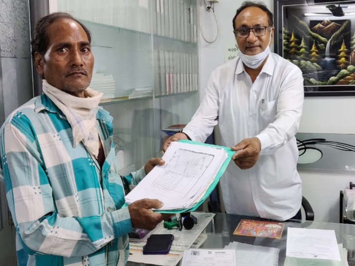પિતાને વકીલે સરકારી યોજનાનો લાભ અપાવવા મદદ કરી હતી.