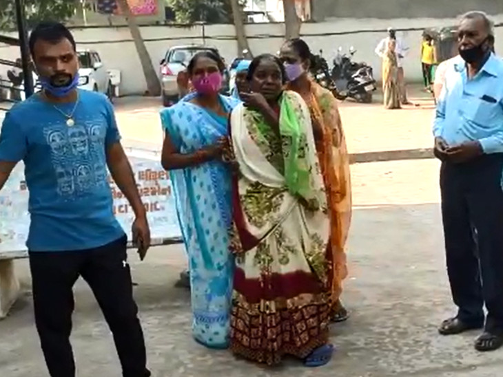 પોલીસે છાતીમાં દંડા માર્યા હોવાથી મોત નીપજ્યું હોવાનો આક્ષેપ પરિવારજનોએ મૂક્યો છે