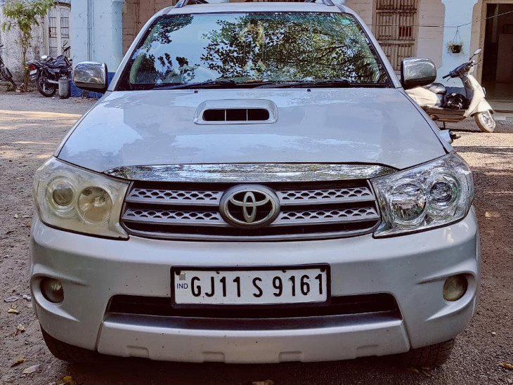 પોલીસને બાતમી મળતા કારને આંતરી હતી.