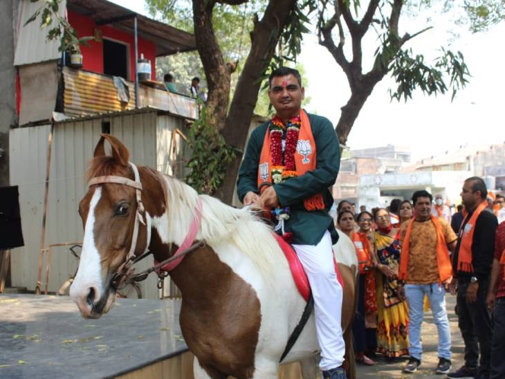 ભાજપના ઉમેદવાર ઘોડા પર પ્રચાર કરવા માટે નીકળ્યા