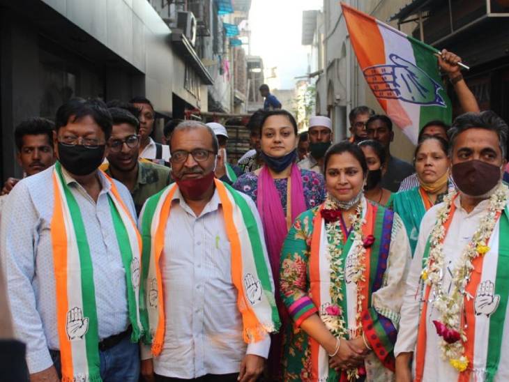 કોંગ્રેસના ઉમેદવારે ગેસની બોટલ સાથે પ્રચાર કર્યો