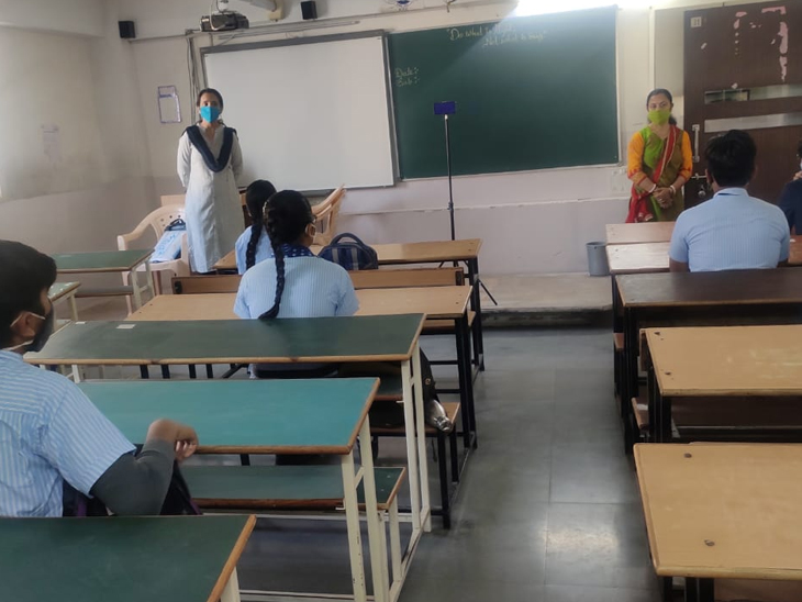 એક બેંચ પર એક જ વિદ્યાર્થી