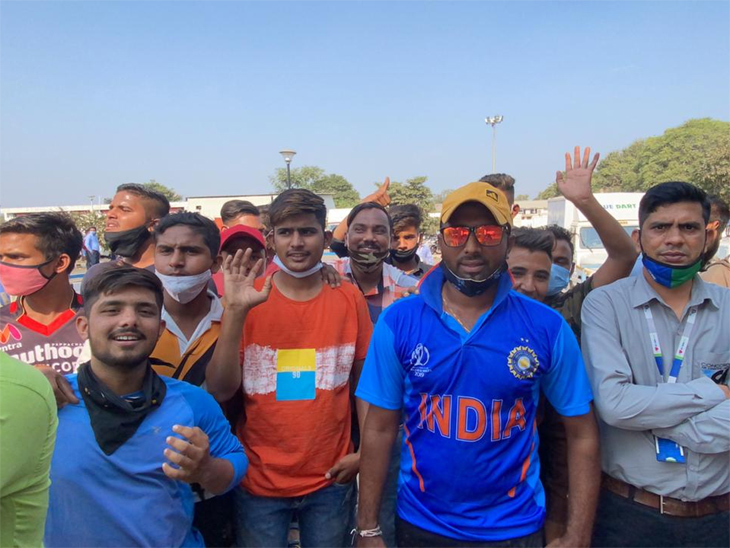 એરપોર્ટ પર આવી પહોંચેલા ક્રિકેટ પ્રેમીઓ