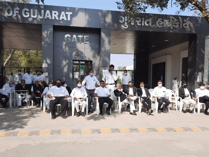 ગુજરાત હાઈકોર્ટના ગેટ આગળ વકીલો ધરણા પ્રદર્શન કર્યુ