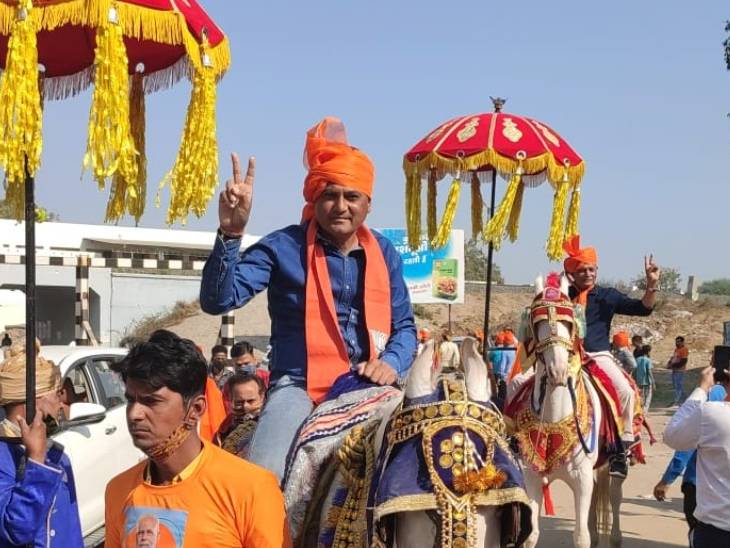 ભાજપના કાર્યકર્તાઓ હાથી અને ઘોડા પર બેસીને પ્રચાર કરવા નીકળ્યા
