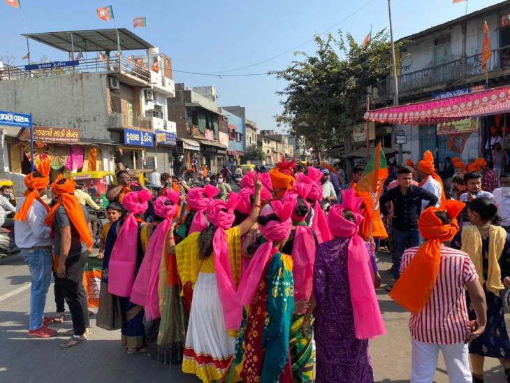 મહિલા કાર્યકરોએ પ્રદેશ પ્રમુખના સ્વાગત માટે સાફો પહેર્યો