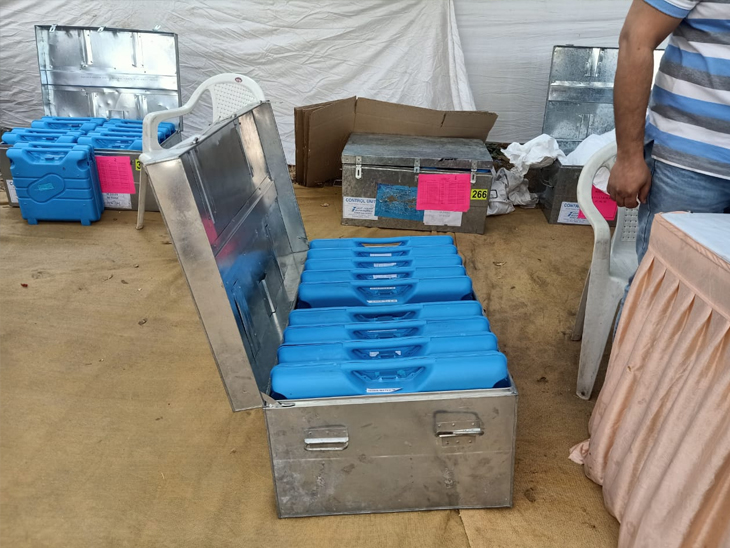 સવારથી અલગ-અલગ વોર્ડમાં EVM મશીન મોકલવામાં આવ્યા
