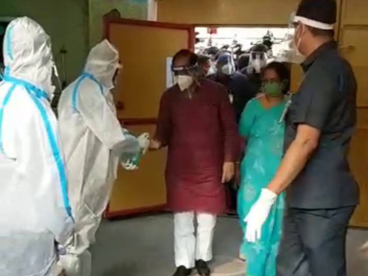 CM વિજય રૂપાણીએ કોવીડને ધ્યાને રાખીને મતદાન કર્યું હતું.
