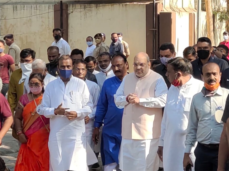કેન્દ્રીય ગૃહમંત્રી અમિત શાહે પરિવાર સાથે મતદાન કર્યું હતું.
