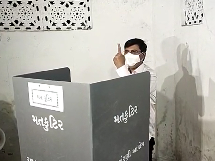 ભાજપના સુરત શહેર પ્રમુખ નિરંજન ઝાંઝમેરાએ મતદાન કર્યું.