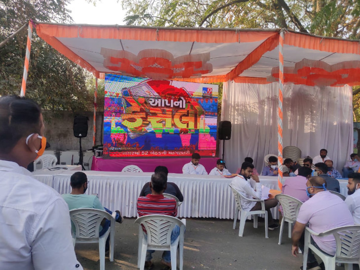 પોલિટેકનિક કોલેજ બહાર પરિણામ જાણવા માટે LED સ્ક્રીન મૂકવામાં આવી છે