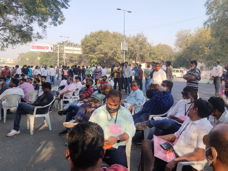 મતગણતરી કેન્દ્ર બહાર લોકોના ટોળા ઉમટ્યા છે