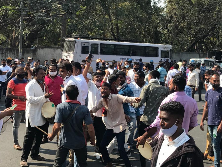 વડોદરામાં ઉમેદવારો દ્વારા જીતની ઉજવણી