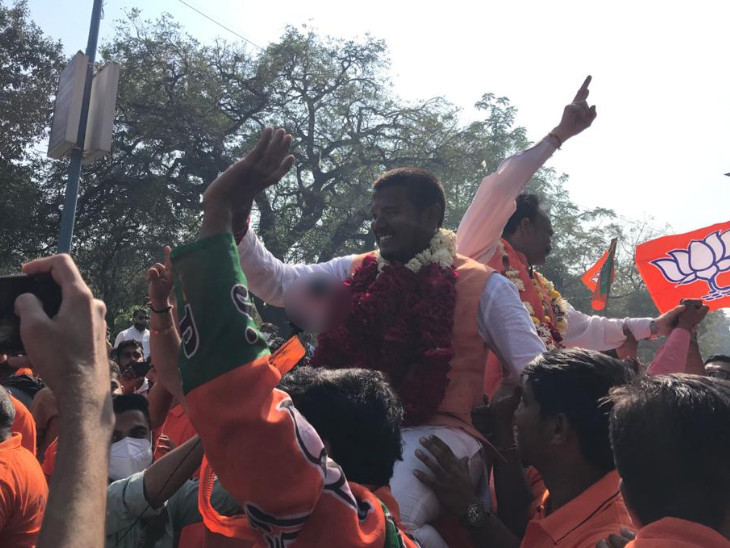 વડોદરામાં વોર્ડ નં-9માં ભાજપના 22 વર્ષના ઉમેદવાર શ્રીરંગ આયરે વિજયી બન્યા