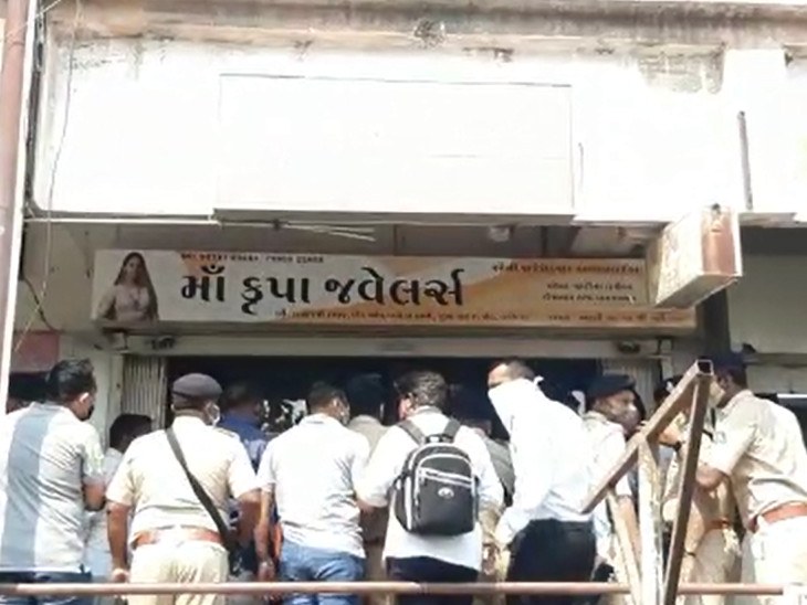 ઘટના સ્થળે પહોંચીને પોલીસે તપાસ શરૂ કરી હતી
