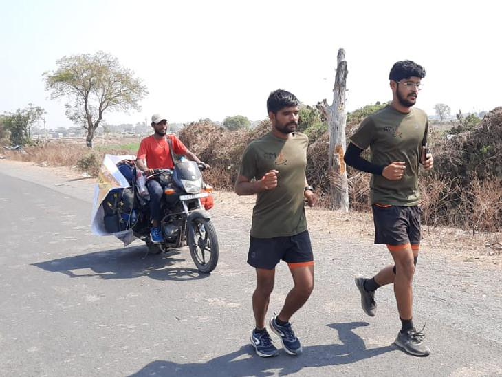 'યુવા બચાવો દેશ બચાવો'ના સૂત્ર સાથે અમદાવાદના R.M.રનર્સ ગ્રુપના ત્રણ યુવાનો દોડ કરીને અમદાવાદથી વિરપુર પહોંચ્યા, 2022માં સમગ્ર ભારતમાં 15000 હજાર કિલોમીટરમી દોડ કરવાનું મિશન|વીરપુર (રાજકોટ),Virpur (Rajkot) - Divya Bhaskar