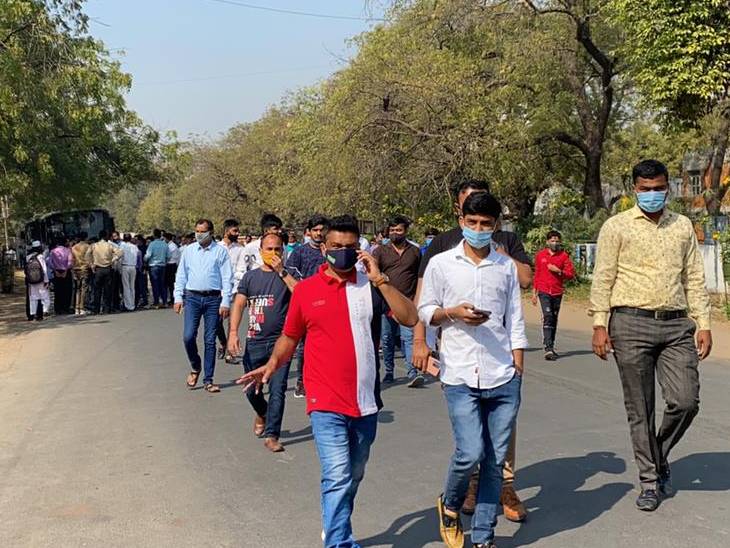 જાહેર માર્ગ પર ટોળે વળેવા લોકો જાણે કોરોના જેવું કંઈ છે જ નહીં એવું સમજતાં હતાં