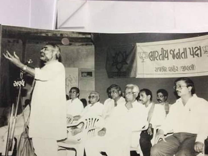 રાજકોટમાં યોજાયેલી સભામાં સંબોધન કરતા નરેન્દ્ર મોદી અને સ્ટેજ પર ચિમનકાકા નજરે પડે છે.