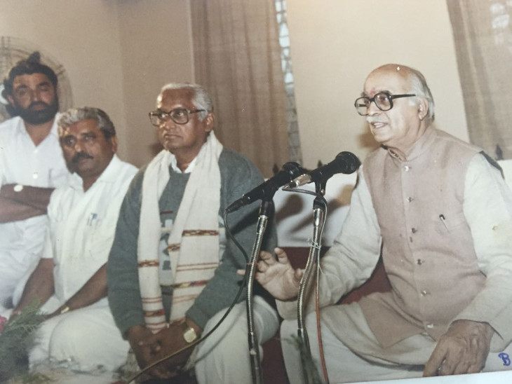 લાલકૃષ્ણ અડવાણી સાથે ચિમનકાકા.
