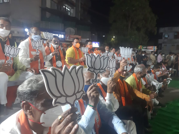ભવ્ય જીત બાદ ખાનપુર કાર્યાલય પહોંચેલા ભાજપના કોર્પોરેટરો