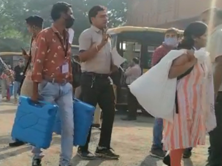 ઈવીએમ સહિતની સામગ્રી ડિસ્પેચ કરવામાં આવી.