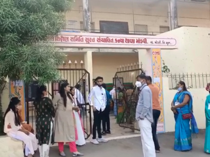 માંડવીમાં પરિવાર સાથે મતદારો મતદાન કરવા પહોંચ્યા.