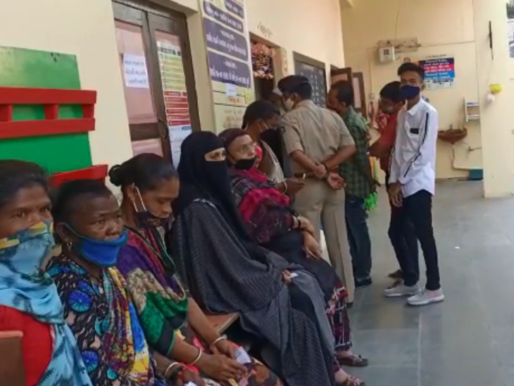 મતદાન કરવા મોટી સંખ્યામાં મહિલાઓ પહોંચી.
