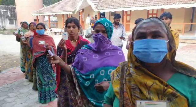 મોટી સંખ્યામાં મહિલાઓ પણ મતદાન કરવા ઉમટી.