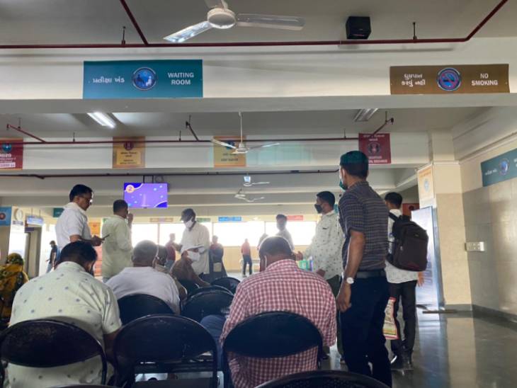 લાંબા સમય સુધી રાહ જોયા બાદ હોસ્પિટલના કર્મચારીઓ સાથે તકરાર કરી
