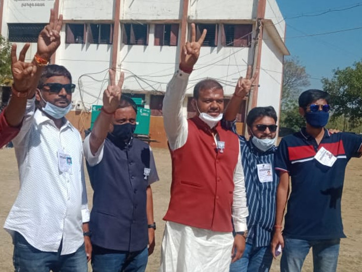 ઉમેદવારોએ જીતની ઉજવણી કરી હતી