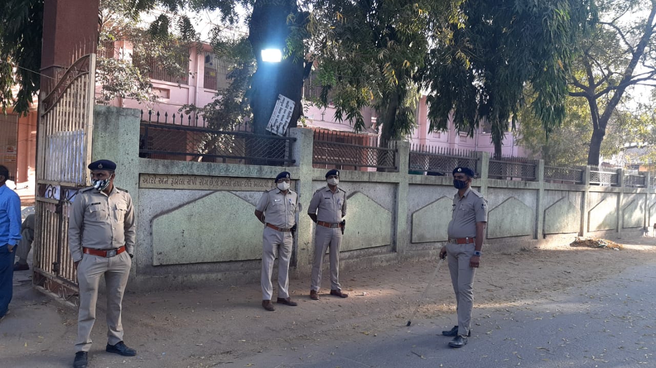 કેન્દ્રની બહાર ઉમેદવારો તેમજ સમર્થકોના ટોળેટોળા ઉમટી પડતાં પોલીસ દ્વારા કડક બંદોબસ્ત ગોઠવાયો છે