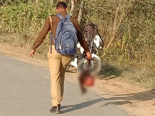આ તસવીર હરદોઈની છે. પોલીસકર્મચારી મૃત છોકરીનું કાપેલુ માથું ઢાકીને લઈ જવાને બદલે વાળ પકડીને માથું લઈ ગયો હતો.