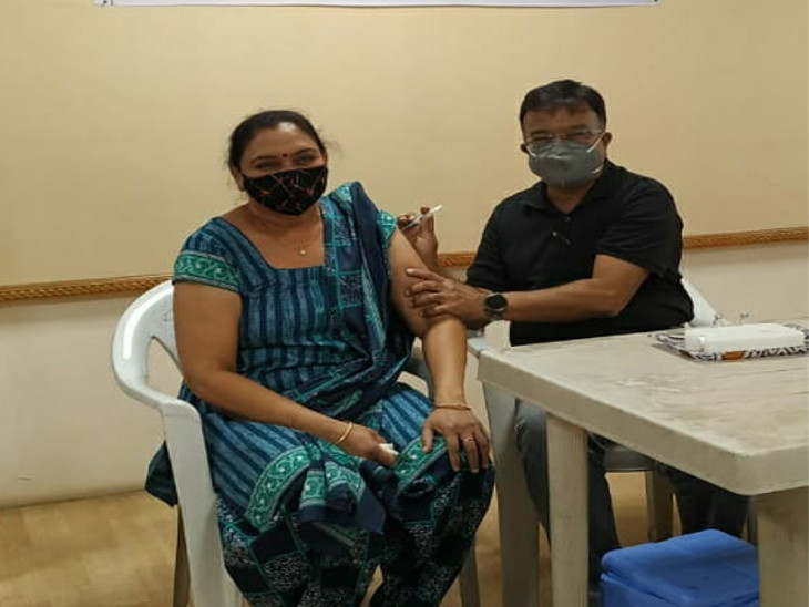 રાજકોટમાં નાયબ આરોગ્ય અધિકારીએ પત્નીને વેક્સિન મૂકી, આજે બપોરે 1 વાગ્યા સુધીમાં 2564 લોકોએ વેક્સિન લીધી|રાજકોટ,Rajkot - Divya Bhaskar