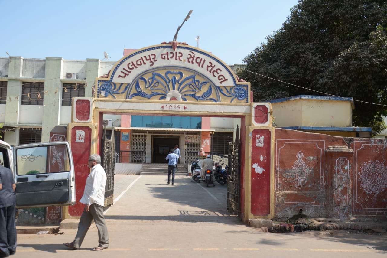 Hetal Raval elected as President of Palanpur Municipality and Hasmukh ...