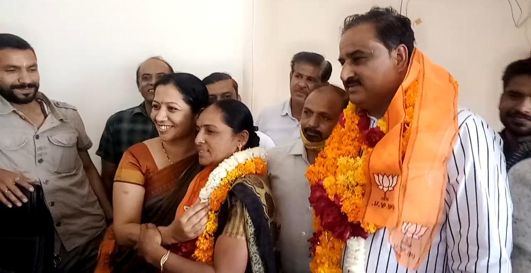Hetal Raval elected as President of Palanpur Municipality and Hasmukh ...