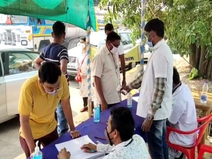 મહારાષ્ટ્રથી ગુજરાતમાં આવતા તમામ લોકોના કોરોના રીપોર્ટ ફરજિયાત કરાતા આરોગ્ય વિભાગની ટીમ દ્વારા 24X7 કામગીરી શરૂ|વલસાડ,Valsad - Divya Bhaskar