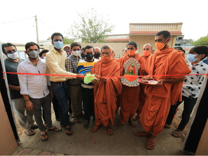 નિત્યસ્વરૂપદાસ સ્વામીના હસ્તે રાહત કેન્દ્ર શરૂ કરાયું.
