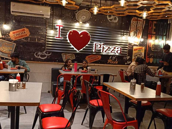 After unlocking in 4 major cities of North Gujarat, 30% returned in hotel-restaurant and electronics, 50% in readymade garments, 30% in jewelers. | ઉત્તર ગુજરાતનાં 4 મોટા શહેરોમાં અનલૉક બાદ હોટેલ-રેસ્ટોરન્ટ અને ઇલેક્ટ્રોનિક્સમાં 30%, રેડિમેડ ગારમેન્ટમાં 50%, જ્વેલર્સમાં 30% ઘરાક પાછા ફર્યાં - Vimarsana News