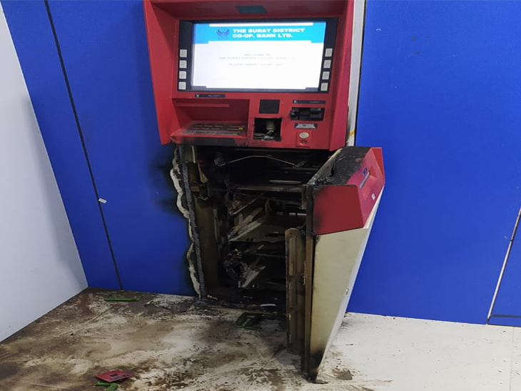 In 13 minutes, ATM was smashed, 8.68 lakh was stolen, 300 meters away, van was punctured, another car was picked up. | વેલાછા ગામે 13 મિનિટમાં ડિસ્ટ્રિક્ટ બેંકનું ATM તોડી 8.68 લાખ ચોર્યા, 300 મીટર દૂર જઈ વેનમાં પંકચર પડ્યું તો બીજી કાર લઈ ભાગી ગયા - Vimarsana News